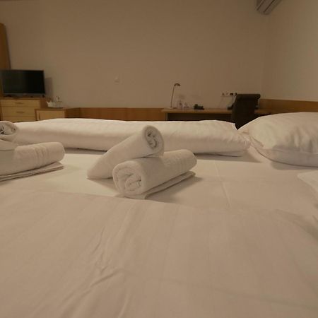 Hotel Novy Kastiel - Self Check-In Topoľčany Eksteriør bilde