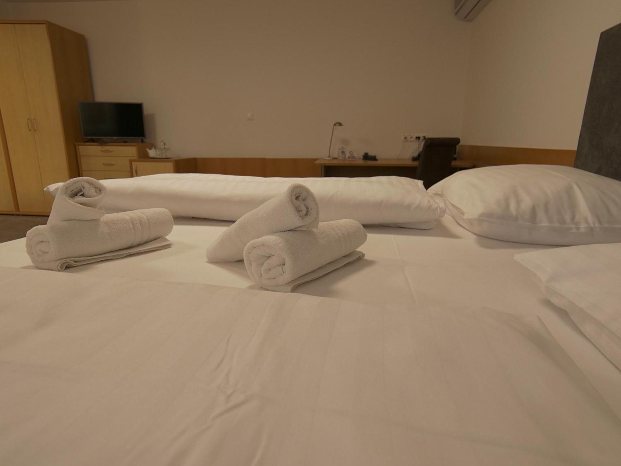 Hotel Novy Kastiel - Self Check-In Topoľčany Eksteriør bilde