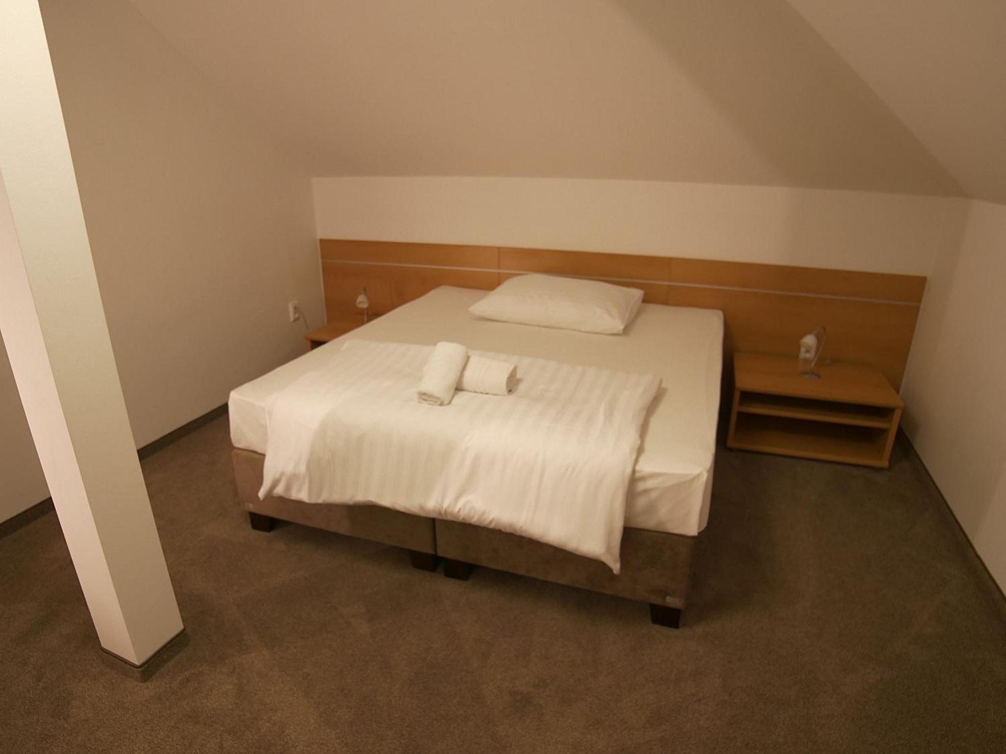 Hotel Novy Kastiel - Self Check-In Topoľčany Eksteriør bilde